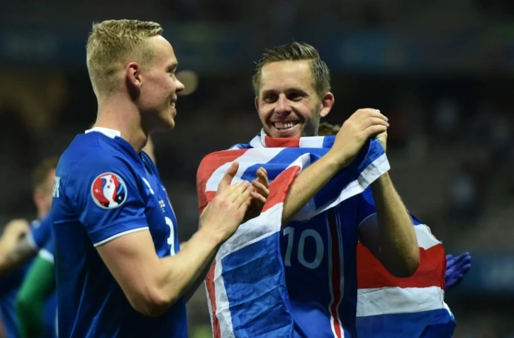 Les Islandais Kolbeinn Sigthorsson (g) et Gylfi Sigurdsson en joie après la qualification de leur équipe en quarts de finale de l'Euro face à l'Angleterre à l'Allianz Riviera, le 27 juin 2016