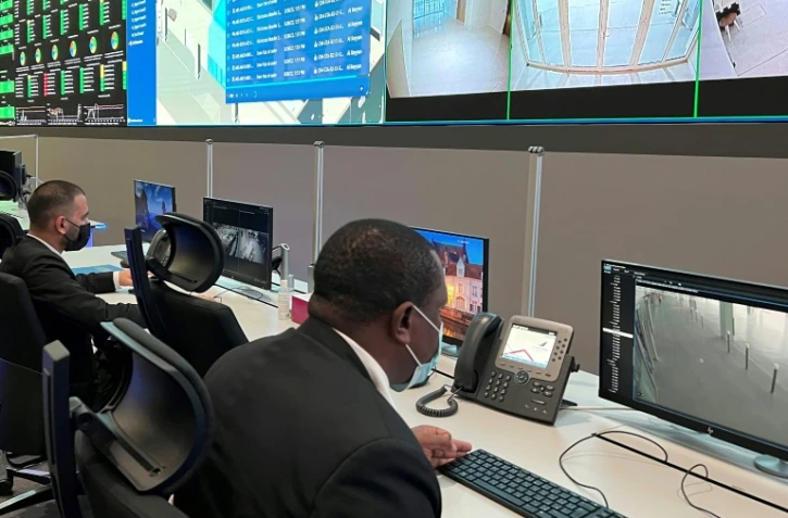 Des employés travaillent dans le centre de sécurité "Aspire security command centre" pour la Coupe du monde de la FIFA, le 28 mars 2022 près du stade Khalifa International de Doha, au Qatar