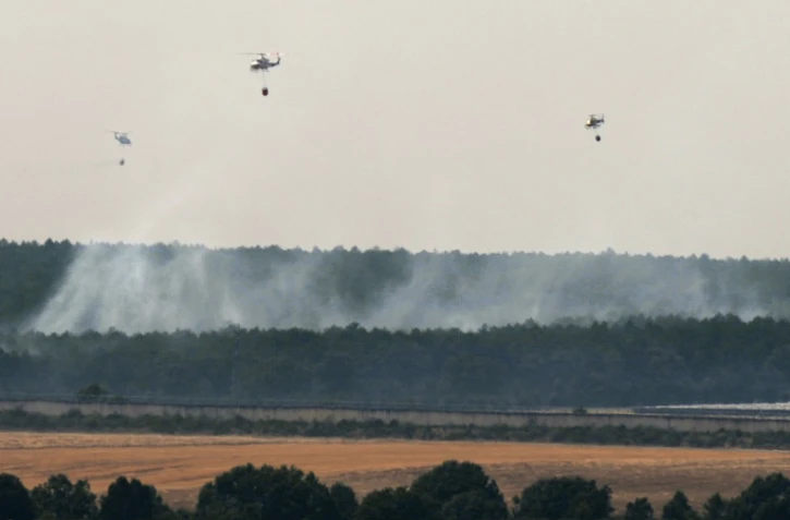 Des hélicoptères luttent contre un incendie de forêt à Guardo, le 18 août 2025 en Espagne