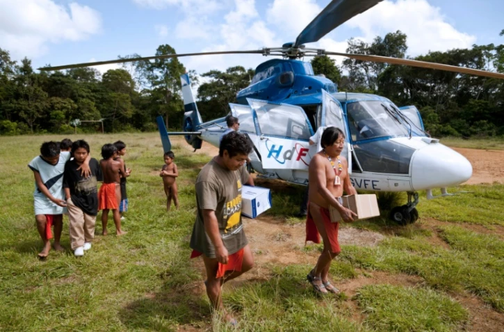 Du matériel de vote remis à des habitants du village amérindien de Trois-Sauts, en Amazonie guyanaise, le 16 juin 2012