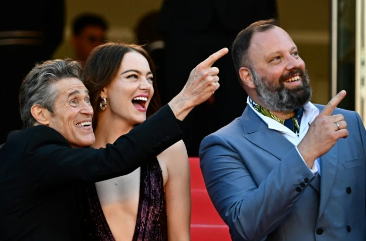 Le réalisateur grace Yorgos Lanthimos (d), l'actrice américaine Emma Stone (c) et l'acteur américain Willem Dafoe arrivent pour la projection du film "Kinds of Kindness", le 17 mai 2024 au 77e Festival de Cannes