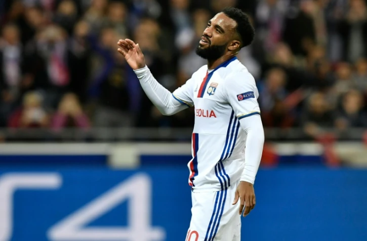 L'attaquant de Lyon Alexandre Lacazette réagit après avoir raté un penalty face à la Juventus en Ligue des champions au parc OL, le 18 octobre 2016