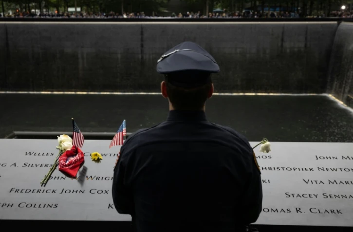 Un pompier devant le mémorial des attentats du 11-Septembre à New York, le 11 septembre 2022