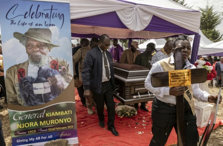 Des proches portent le cercueil de Christopher Njora Muronyo, un des "généraux oubliés" de l'insurrection Mau Mau dans les années 1950 au Kenya, le 14 février 2026 dans le comté de Nyandarua
