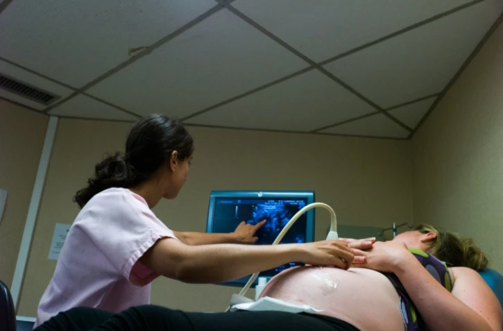 Un médecin fait une échographie à la maternité d'Argenteuil, près de Paris, le 22 juillet 2013
