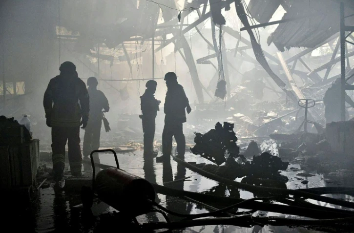 Photo publiée sur le compte Telegram du chef adjoint du bureau du président ukrainien, Oleksiy Kouleba, le 23 mai 2024, montrant des membres des forces de l'ordre sur le site d'une attaque de missiles russes à Kharkiv