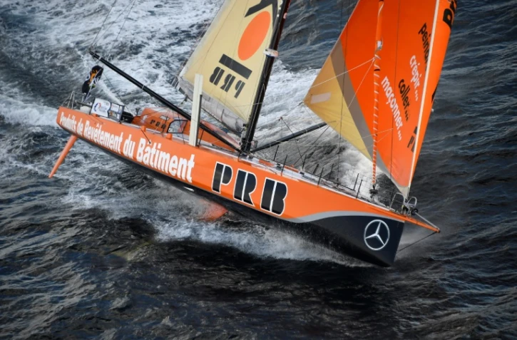 Le monocoque de Vincent Riou au départ du Vendée Globe, le 6 novembre 2016 aux Sables-d'Olonne