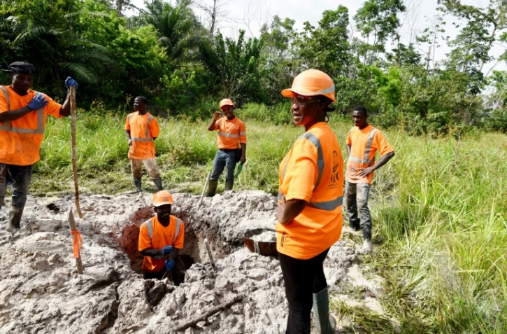 La PDG de Tigui Mining Company, Tiguidanke Camara, avec ses employés le 25 février 2017 à Guingouiné en Côte d'Ivoire