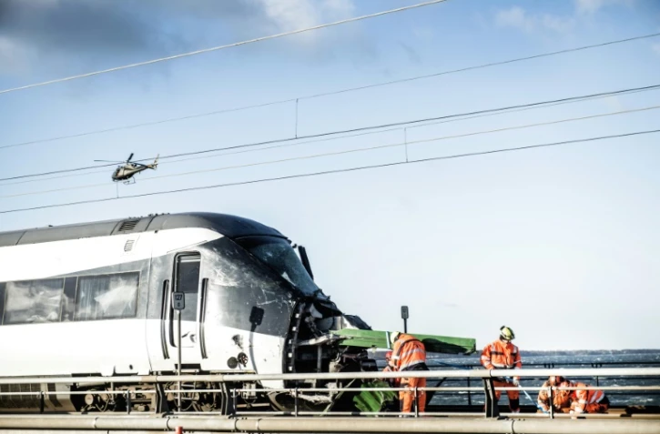 Des secouristes s'affairent sur le site d'un accident de train au Danemark, le 2 janvier 2019