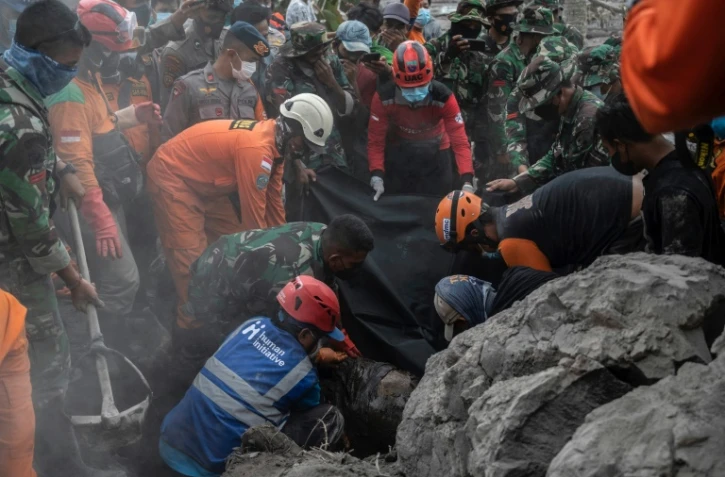 Les secours continuent de rechercher des victimes le 06 décembre 2021 après l'éruption du volcan Semeru, qui a tué au moins 15 personnes