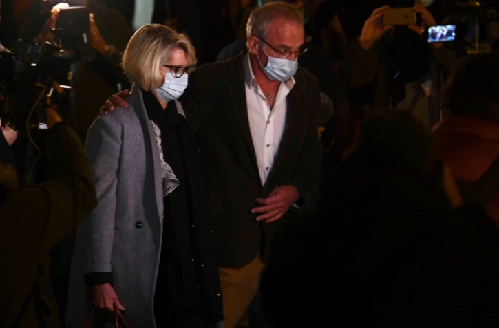 Isabelle et Jean-Philippe Fouillot, les parents d'Alexia Daval, quittent le palais de justice de Vesoul à l'issue du premier jour de procès, le 16 novembre 2020