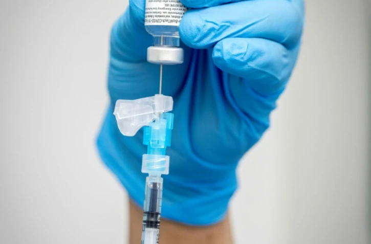 Un soignant prépare une injection du vaccin Pfizer-BioNTech à l'hôpital St James à Dublin le 29 décembre 2020