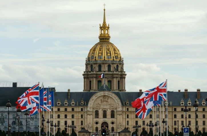 Des drapeaux nationaux français et britanniques devant l'Hôtel des Invalides dans le centre de Paris le 19 septembre 2023