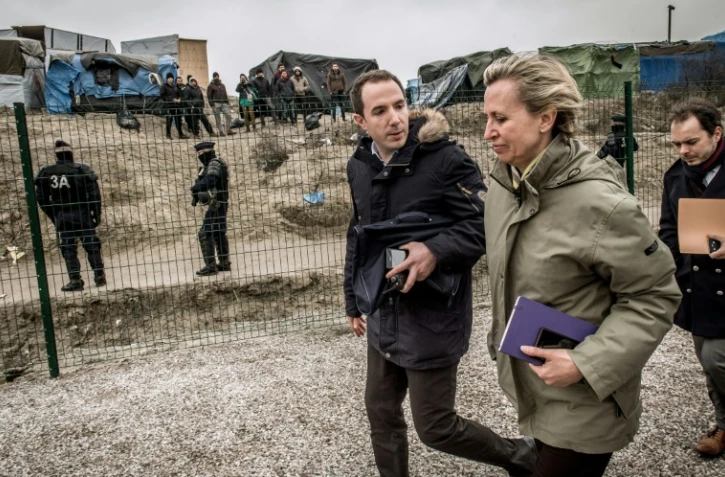 La préfète de la région Nord-Pas-de-Calais Fabienne Buccio (2e à d) dans la "Jungle" de Calais, le 21 février 2016