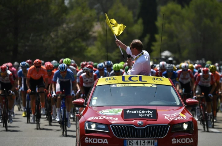 Le directeur du Tour de France Christian Prudhomme donne le départ de la 16e étape, le 23 juillet 2019 à Nîmes