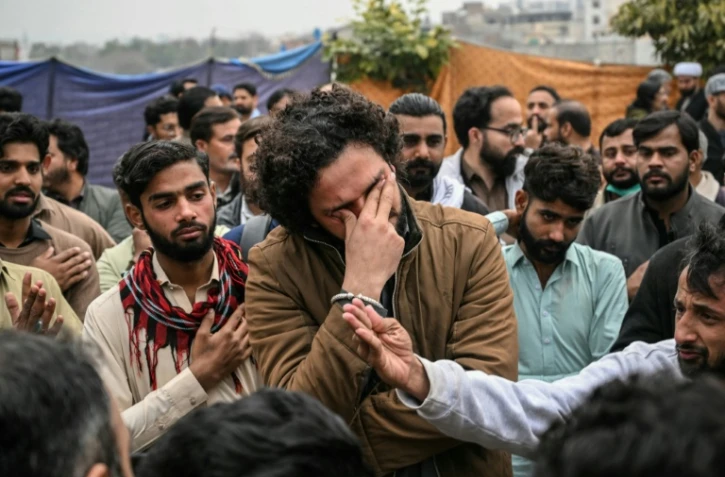 Des musulmans chiites en deuil devant une mosquée après une explosion, à Islamabad, au Pakistan, le 6 février 2026