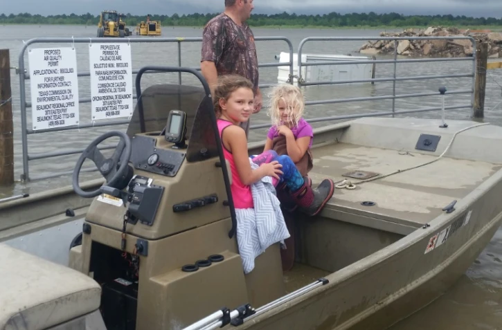 Mike Magee, 37 ans, sur son bateau avec ses enfants, avant d'aller secourir des amis menacés par Harvey, près de Hamshire, au Texas, le 28 août 2017