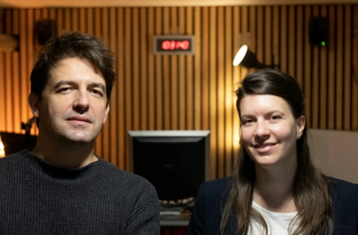 Charlotte Waelti (L) et Benoit Bouscarel (R), fondateurs de la radio "Le Chantier", posent Ă Clermont-Ferrand, le 5 janvier 2022