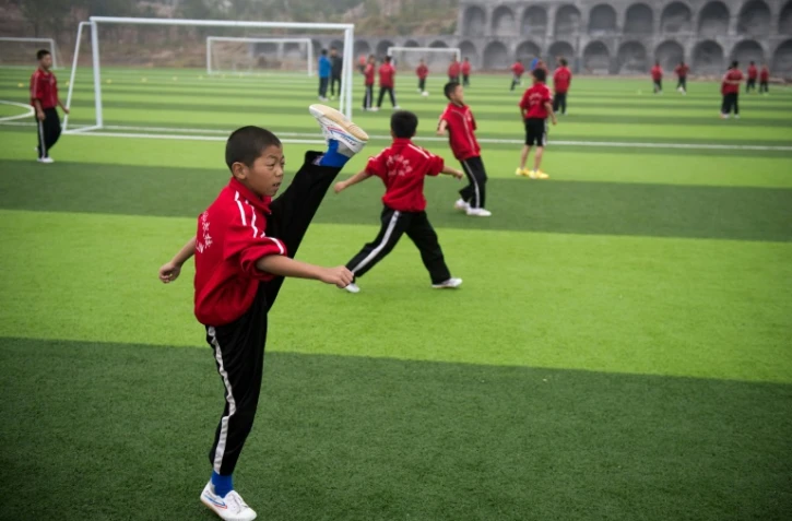 Echauffement avant un match de football, à l'école d'arts martiaux Tagou à Dengfeng en Chine, le 20 octobre 2016
