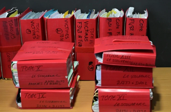 Des dossiers dans la salle d'audience du tribunal correctionnel de Vannes (Morbihan), le 24 février 2025, lors de l'ouverture du procès du chirurgien à la retraite Joël Le Scouarnec