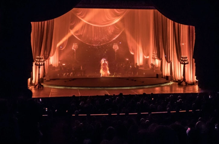 Un hologramme de la chanteuse arabe Oum Kalthoum est projeté dans la salle de l'Opéra du Caire, le 6 mars 2020