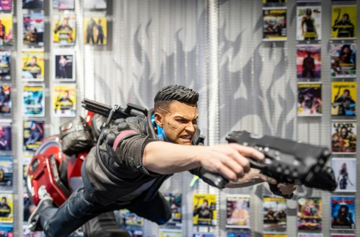 Un personnage du jeu vidéo Cyberpunk 2077, au siège du studio polonais CD Projekt, le 4 décembre 2020 à Varsovie