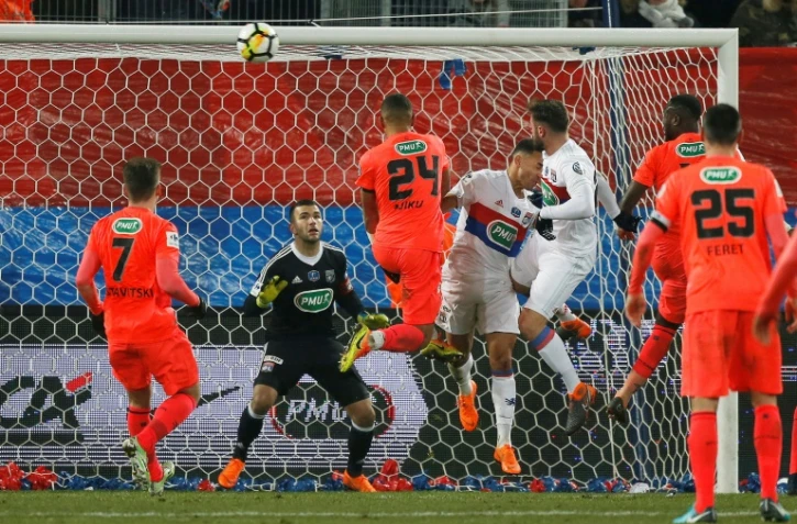 Ismaël Diomandé (N.24) marque de la tête le but de la victoire caennaise contre Lyon en quart de finale de la Coupe de France, le 1er mars 2018 au stade Michel-d'Ornano de Caen