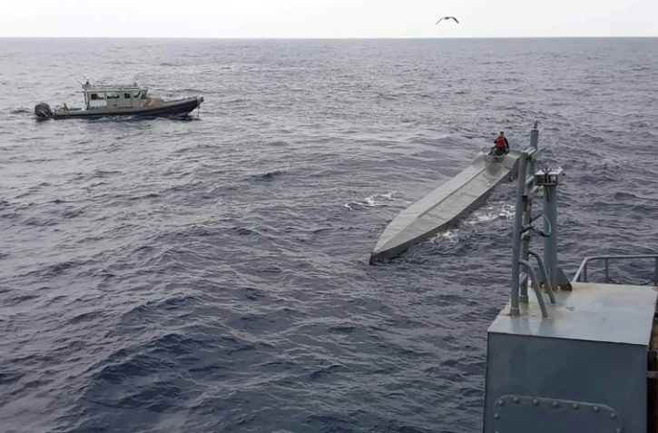 Photo transmise par les services de la Marine colombienne le 21 janvier 2024 montrant la capture, avec l'appui des Forces armées équatoriennes, d'un semi-submersible près du port colombien de Buenaventura 


joint operation with the Ecuadorean Armed Forces, on arrival at Buenaventura, Valle del Cauca department Colombia.  Packages containing 795 kilograms of cocaine hydrochloride were seized from inside the semi-submersible.
