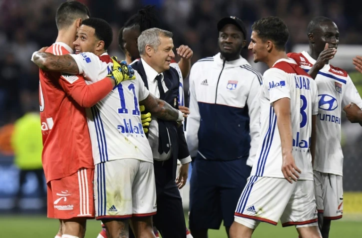 L'entraîneur de Lyon, Bruno Genesio (c) félicite ses joueurs à la fin du match victorieux face à Nice au Groupama stadium, le 19 mai 2018