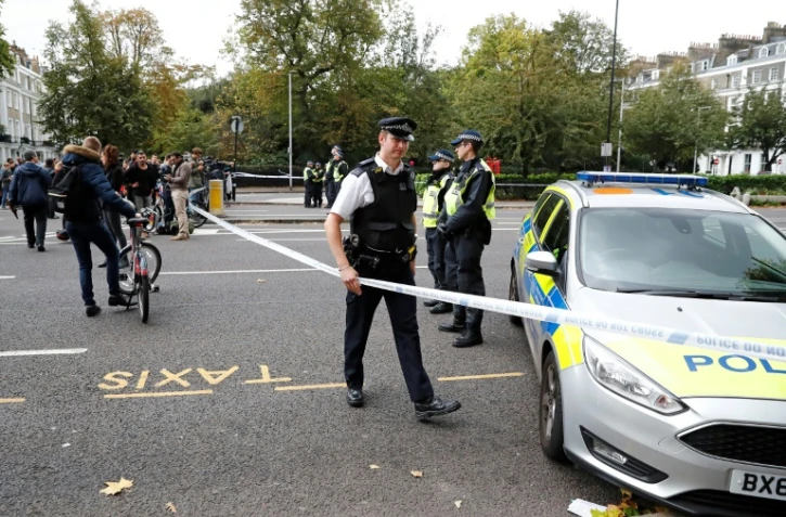 Des policiers sur les lieux où des piétons ont été blessés par une voiture qui a heurté des piétons près du Museum d'histoire naturelle, dans un quartier touristique de Londres, le 7 octobre 2017