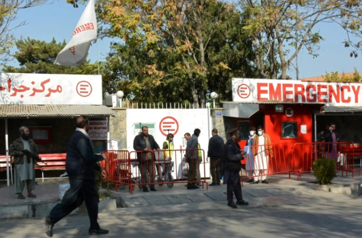 Des personnels hospitaliers s'apprêtent à recevoir des blessés après un attentat, à Kaboul, le 2 novembre 2021