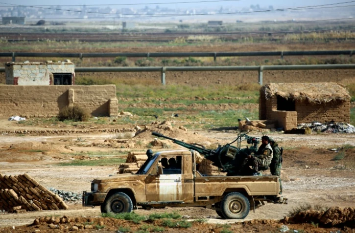 Des combattants de l'alliance arabo-kurde ou Forces démocratiques syriennes à Al-Huriya, en Syrie, en vue de la bataille de Raqa, le 11 novembre 2016 