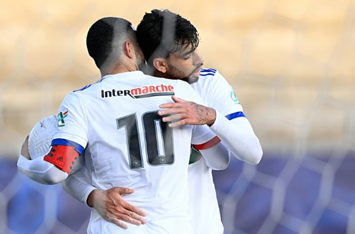 L'attaquant néerlandais de Lyon, Memhis Depay, est félicité par le milieu de terrain brésilien, Lucas Paqueta, après son but marqué contre le Red Star, Raphaël Adiceam, lors de leur 8e de finale de la Coupe de France, le 8 avril 2021 au stade Bauer à Saint-Ouen