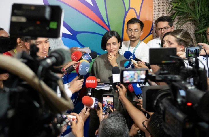 La présidente colombienne de la COP16, Susana Muhamad (c) fait une déclaration à la presse, le 31 octobre 2024 à Cali