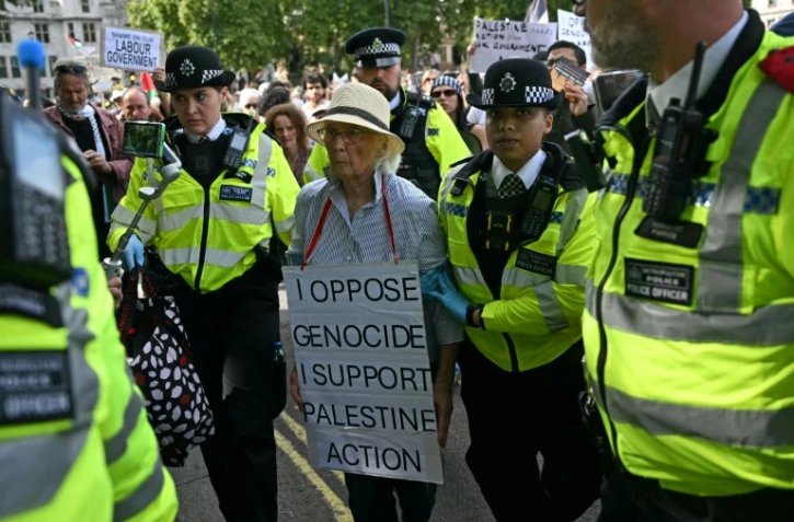 Un manifestant arrêté lors d'un rassemblement de soutien au groupe Palestine Action à Londres le 6 septembre 2025