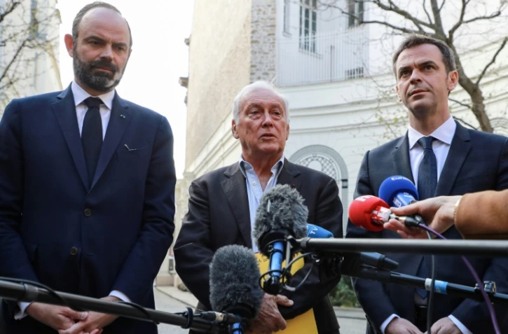 (de G à D) Edouard Philippe, l'immunologiste Jean-Francois Delfraissy et le ministre de la Santé Olivier Véran, à Paris le 13 mars 2020