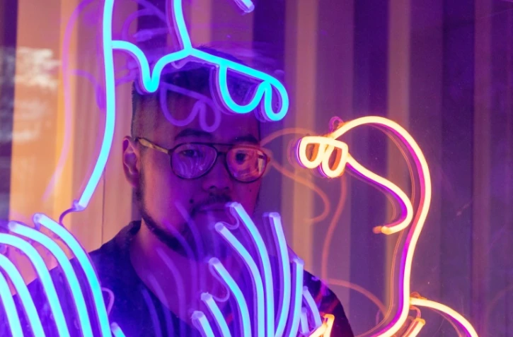 Le caricaturiste chinois Badiucao, dont les croquis satiriques anonymes lui ont valu d'être comparé à l'artiste Banksy, se montre pour la première fois à visage découvert dans son atelier de Melbourne, le 28 mai 2019 en Australie