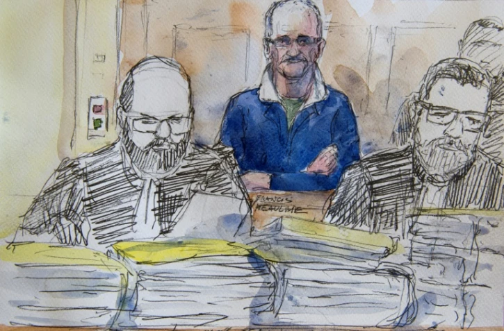 Dessin de presse montrant Francis Heaulme derrière ses avocats, à Metz le 25 avril 2017