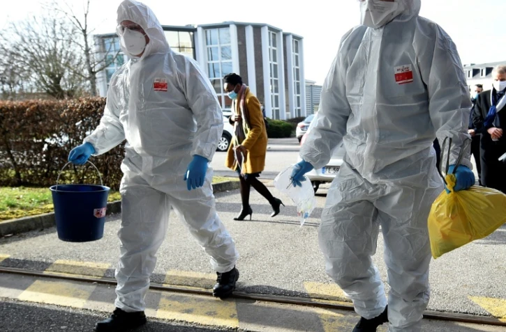 Une équipe de pompiers de Marseille, en mission à Metz pour analyser les eaux usées d'une maison de retraite, à la recherche de traces du coronavirus, le 15 février 2021