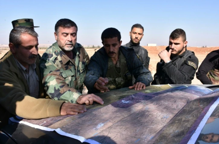 Des combattants du régime syrien étudient une carte lors d'une offensive visant Al-Bab le 25 novembre 2016 à Alep