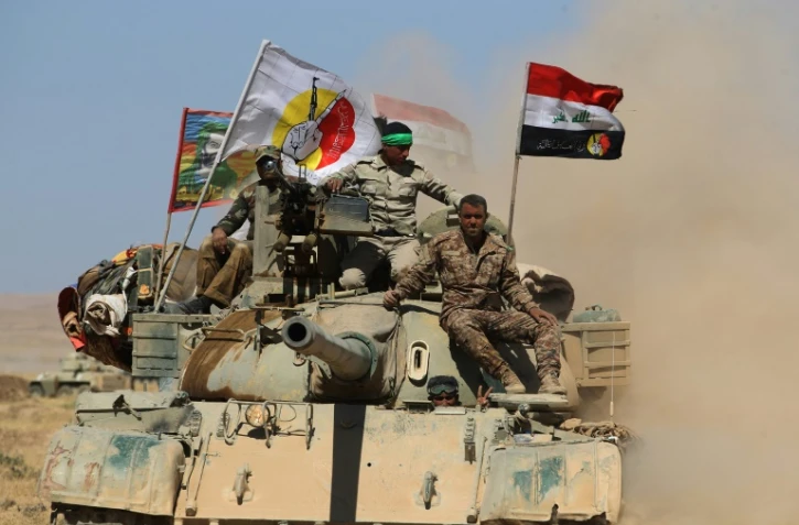 Des combattants des unités paramilitaires du Hachd al-Chaabi avancent vers Tal Afar, le 20 août 2017