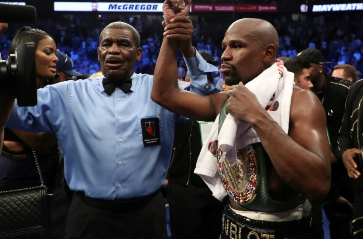 L'arbitre Robert Byrd et Floyd Mayweather Jr. après sa victoire à Las Vegas le 26 août 2017