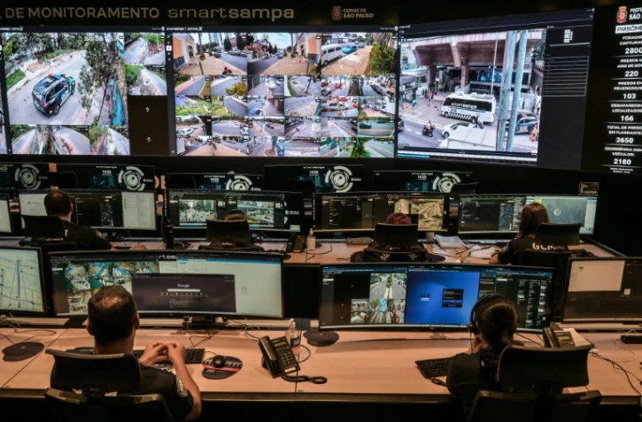 Des employés travaillent au centre de vidéosurveillance Smart Sampa à Sao Paulo, au Brésil, le 25 février 202