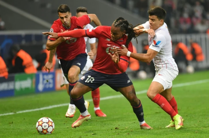 Le milieu portugais Renato Sanches (en rouge) à la lutte avec l'Argentin sevillan Marcos Acuna lors du match de Ligue des champions opposant le LOSC au Séville FC au stade Pierre-Mauroy de Villeneuve-d'Ascq près de  Lille 20 octobre 2021.