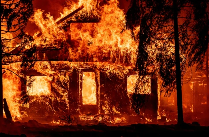 Une maison en proie aux flammes du Dixie Fire, dans la communauté de Indian Falls, le 24 juillet 2021