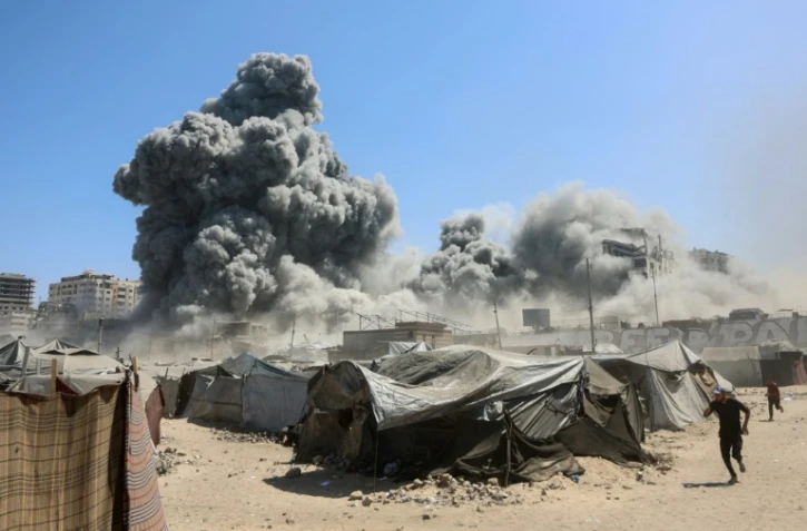 De la fumée s’élève dans Gaza-ville après des frappes israéliennes sur une tour d'habitation, le 10 septembre 2025