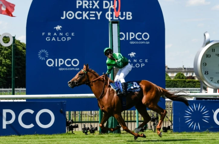 L'Italien Cristian Demuro remporte le Prix du Jockey-Club sur le pur-sang français Sottsass à l'hippodrome de Chantilly le 2 juin 2019