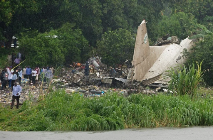 Une photo du site où au moins 27 personnes ont été tuées le 3 novembre 2015 à Juba, capitale du Soudan du Sud, dans l'accident d'un avion-cargo qui s'est écrasé au décollage sur une zone de hameaux agricoles