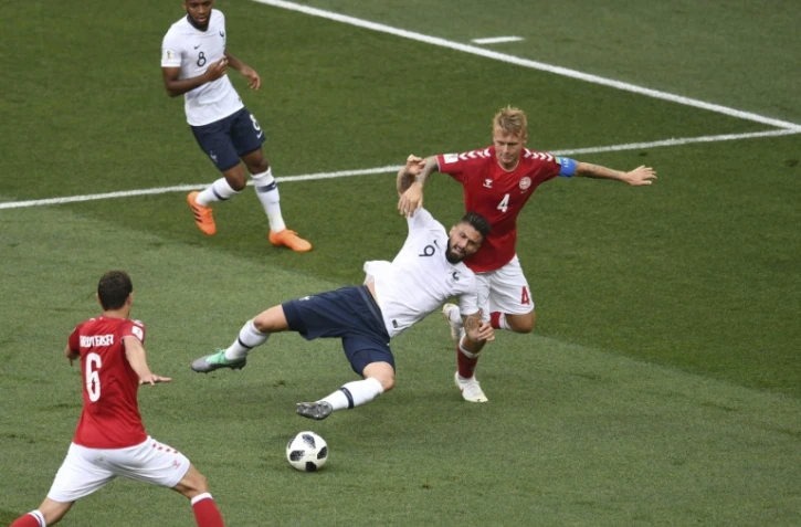 L'avant-centre des Bleus Olivier Giroud au duel avec le capitaine danois Simon Kjaer au stade Loujniki, le 26 juin 2018
