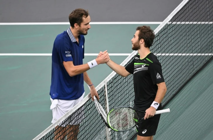 Le Français Hugo Gaston (d) félicite le Russe Daniil Medvedev, vainqueur de leur quart de finale, 7-6 (9/7), 6-4, au Masters 1000 de Paris, le 5 novembre 2021 à l'AccorHotels Arena
